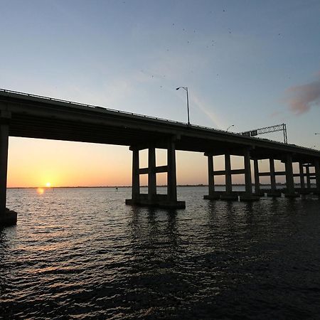 Charming Waterfront Vacation Rental With Fabulous Views And Easy Access To The Caloosahatchee River Cape Coral Exterior photo